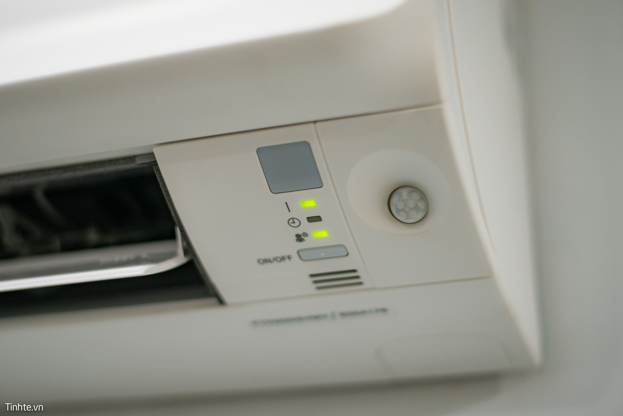 Đang tải Daikin_FTKM_Series-3.jpg…